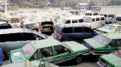 國慶期間，鄭州市客運(yùn)管理處查處的大批非法營運(yùn)車輛