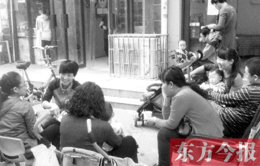 鄭州未來路附近的一家小兒推拿店，等待為孩子做推拿的家長(zhǎng)在門口排起了隊(duì)