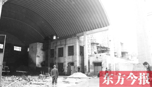 黃委會燃煤鍋爐房里幾臺機器正“整裝待發(fā)”，大煙囪拆除難