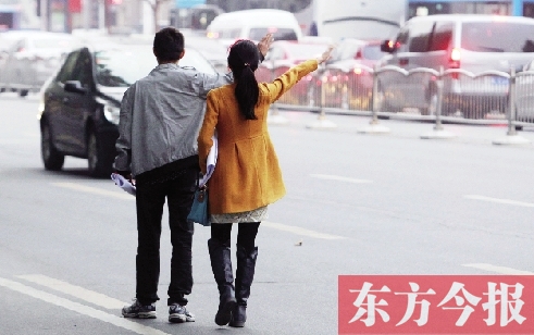 昨日下午5時30分，鄭州市花園路口公交站，一對青年正焦急等車