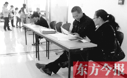 　　10月16日，鄭州市社保中心辦事大廳，新增的桌椅方便了前來辦理手續(xù)的市民