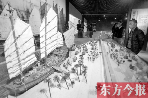 10月19日，大海的方向——西沙華光礁一號沉船寶藏展在省博物院舉行。圖為一位市民在觀看當時（宋朝）工