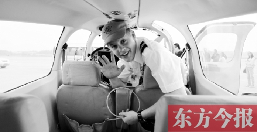 “歡呼”降落鄭州國際機場，杰克透過舷窗向人們打招呼