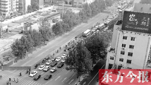 圍擋設(shè)置首日，人們騎車緩慢通行