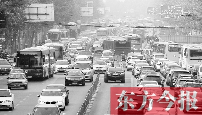 昨日下午4點(diǎn)，在花園路與黃河路口附近，車堵成了“一鍋粥”
