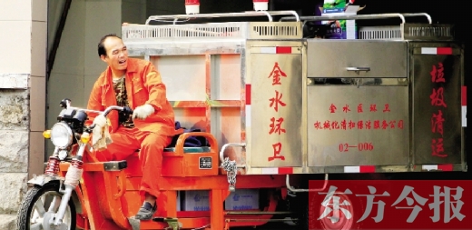 鄭州市金水區(qū)新添置的全封閉電動垃圾清運(yùn)車，既實用又美觀