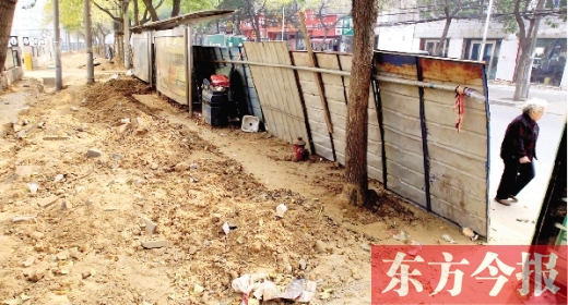 鄭州市紅專路與政七街交叉口，一工地“圍而不動”，步行者只好擇路而行