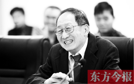 10月24日，美籍華人、諾貝爾物理學(xué)獎獲得者崔琦先生來鄭訪問