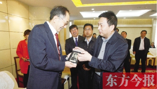 東方今報社社長趙國平（右）向崔琦先生（左）轉(zhuǎn)贈一份特殊的禮物，這份禮物東方今報記者珍藏了15年