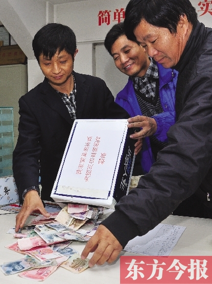 11月2日，鄭州眾多出租車司機(jī)為成都身患重病的的哥鄺德生募捐