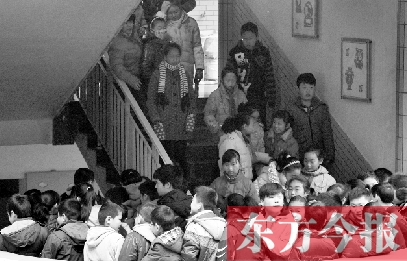 某小學(xué)的學(xué)生走下樓梯放學(xué)。2013年年底前，河南省將掛牌督導(dǎo)覆蓋所有中小學(xué)校。