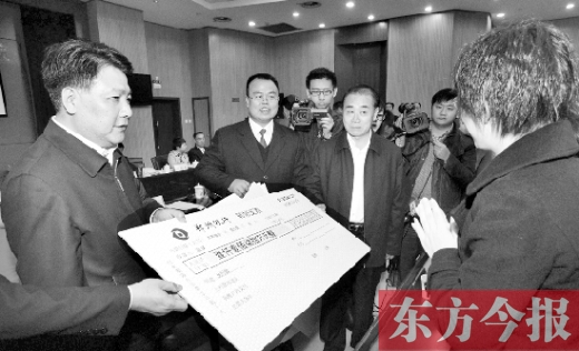 11月5日，省高院院長(zhǎng)張立勇（左三）與最高法院執(zhí)行局局長(zhǎng)劉貴祥（左一）一起將執(zhí)行款發(fā)放到當(dāng)事人手中