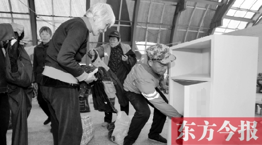 11月5日，孫德坤把棉衣送到今報(bào)的一處“愛有所衣”站點(diǎn)