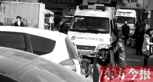 馬路上的機動車越來越多，臨著大路鄭州市第一人民醫(yī)院門口，出急診的救護車常常遭遇堵車