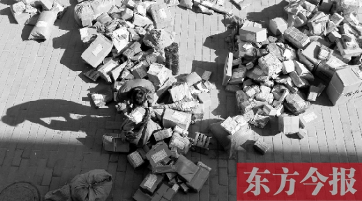 “雙十一”后，快遞員忙著送包裹，連水也不敢喝