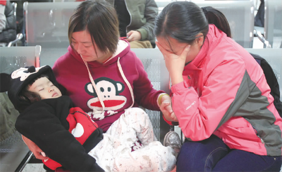 昨日，9時35分，堅守在手術(shù)室外的嘟嘟在媽媽懷里睡著了，因被眼前的真情觸動，今報記者趙丹流下了眼淚