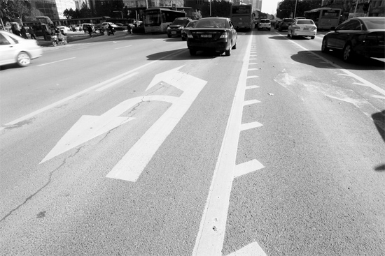 昨日，鄭州市金水路未來(lái)路口的“魚(yú)刺”車(chē)道，好多司機(jī)不知道咋走
