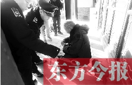 昨日，鄭州市管城區(qū)執(zhí)法局對(duì)轄區(qū)一只狗狗檢查是否辦過(guò)證 東方今報(bào)首席記者 劉棟杰 攝