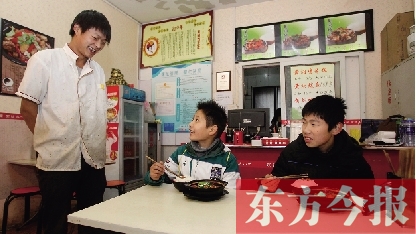 11月30日，鄭州市81中的兩位學(xué)生用勞動(dòng)為自己掙了一頓中午飯，心里很高興