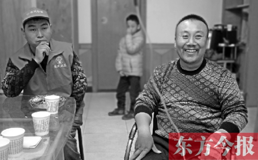 12月2日，“豫殘聯(lián)盟”辦公室里，袁海軍打著點(diǎn)滴與殘疾人朋友們探討著接下來的公益事業(yè)
