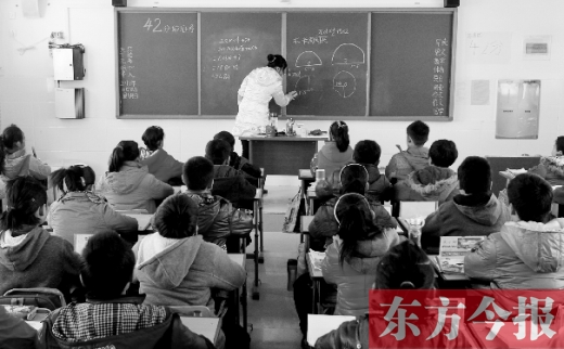 一位老師在給學(xué)生們上課。近日，教育部發(fā)布規(guī)定，再次強(qiáng)調(diào)“師德紅線”