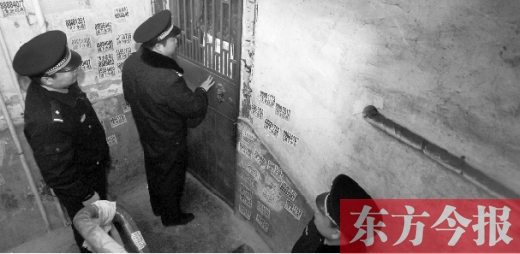 12月3日，鄭州市隴海路。執(zhí)法人員欲進(jìn)入一戶未辦狗證的居民家中，強(qiáng)行將狗帶走