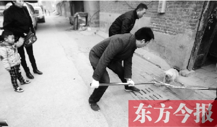 12月3日，鄭州市隴海路。執(zhí)法人員對一只“辦了證卻不系繩”的狗進(jìn)行捕捉