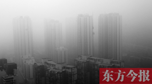 昨天早上，鄭州氣象臺(tái)發(fā)布大霧紅色預(yù)警，在霧霾籠罩下，鄭州市區(qū)的高樓大廈隱約可見