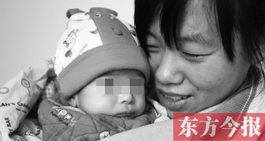 鄭州兒童福利院工作人員，小心地照看著一名體型瘦小的棄嬰