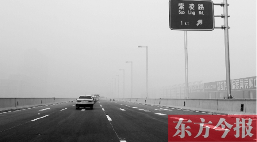昨天上午，東方今報(bào)記者跟隨鄭州市交巡警部門，提前探路已具備通車條件的鄭州市三環(huán)快速路