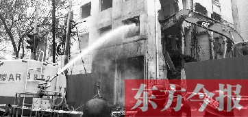 昨天早上8點半，鄭州市農業(yè)路一拆遷工地，用兩臺噴水車噴水除塵，有效地阻止了施工揚塵