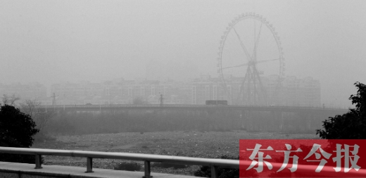我看！我再看！我都看不見世紀歡樂園的巨大摩天輪了，送孩子上學(xué)的路，真快看不清了