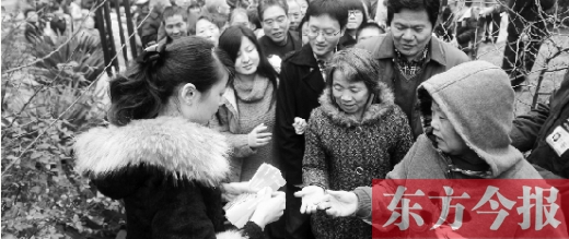 12月8日，鄭州市民排隊(duì)領(lǐng)取地鐵試乘劵。