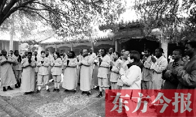 20名非洲洋弟子領取結(jié)業(yè)證書前，虔誠聆聽少林寺方丈禪語