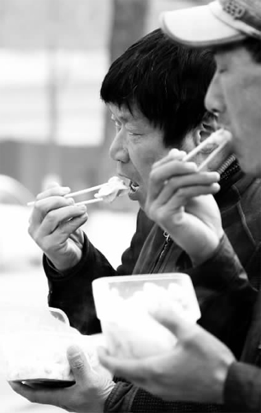 昨天，幾十名網(wǎng)友響應(yīng)王孝力的號召，送餃子給鄭州市南陽路立交橋下的務(wù)工人員