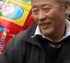采訪我先買(mǎi)個(gè)氣球吧！大爺霸氣回答
