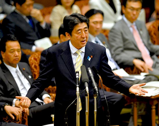 23日，安倍在參議院預(yù)算委員會(huì)發(fā)表講話。