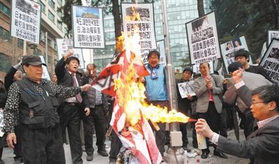  25日，首爾，韓國(guó)民眾舉行集會(huì)，抗議日本首相安倍晉三否認(rèn)侵略歷史、袒護(hù)內(nèi)閣大臣參拜靖國(guó)神社。