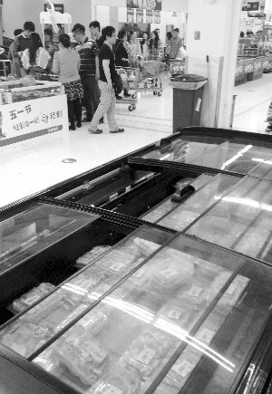 新街口某超市羊肉卷柜臺(tái)無(wú)人問(wèn)津。