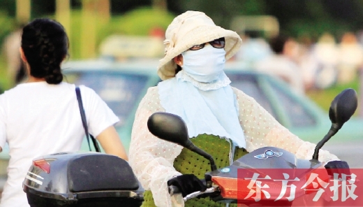 　昨日，鄭州街頭，一些女士全副“捂”裝，只為防暑防曬