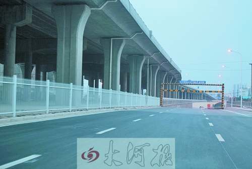 下穿隧道限高3米，不影響公交車通行。