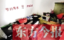 廁所進(jìn)門中廳，擺放著灶臺(tái)、餐桌、床鋪等，乍一看像個(gè)客廳