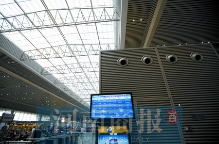 　鄭州東站三樓候車大廳，雖然空調(diào)處有涼風(fēng)吹出，但陽(yáng)光通過頂棚照進(jìn)，導(dǎo)致整個(gè)大廳的空調(diào)制冷效果不明顯