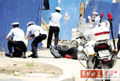 　一名歹徒被抓獲，另一名歹徒持槍劫持了一名門衛(wèi)。