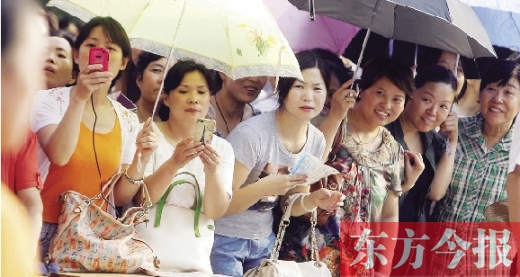 7月6日，鄭州市文化路省實驗中學(xué)小升初測評點，家長們聚集在一起，焦急地等待自己的孩子走出考場 劉棟杰