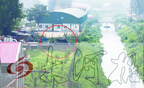 　彩虹橋西南側(cè)有一個大型地溝油加工窩點(diǎn)，廢水流入旁邊的排水渠。