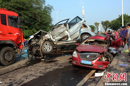 　　8月27日，四川宜賓城區(qū)濱江環(huán)線公路發(fā)生一起3車連環(huán)相撞的交通事故，已致4死2重傷。目前，2名重