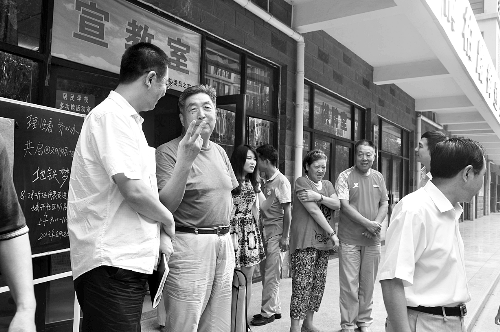 盧法舜（左二）伸出兩根手指，建議實行2元通票制。
