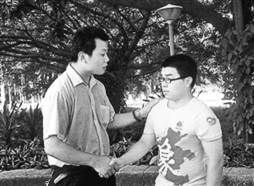 　王強(qiáng)（左）幫助的林富軍，今年考上了深圳大學(xué)。