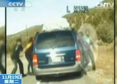 雷爾與警察爭執(zhí)，費(fèi)雷爾兒子下車試圖保護(hù)媽媽。
